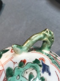 Une paire de plats et un bol couvert en porcelaine de Chine famille verte, Kangxi