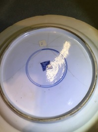 Une paire de plats et un bol couvert en porcelaine de Chine famille verte, Kangxi