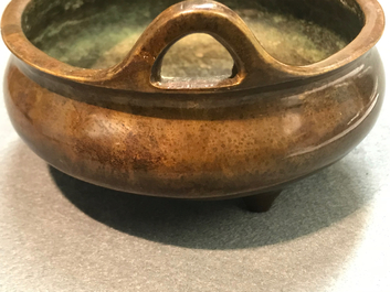 Un br&ucirc;le-parfum tripod en bronze, marque de Xuande, Chine, 19&egrave;me