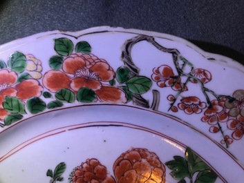 Une paire de plats et un bol couvert en porcelaine de Chine famille verte, Kangxi