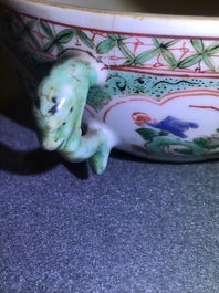 Une paire de plats et un bol couvert en porcelaine de Chine famille verte, Kangxi
