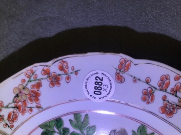 Une paire de plats et un bol couvert en porcelaine de Chine famille verte, Kangxi