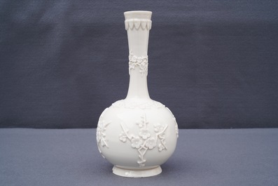 Un vase en porcelaine blanc de Chine de Dehua &agrave; d&eacute;cor en relief, Kangxi
