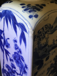 Twee Chinese blauwwitte vierkante theebussen met deksels, Kangxi