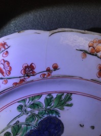 Une paire de plats et un bol couvert en porcelaine de Chine famille verte, Kangxi