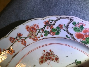 Une paire de plats et un bol couvert en porcelaine de Chine famille verte, Kangxi