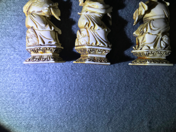 Een complete set van 32 Chinese ivoren schaakstukken, ca. 1920