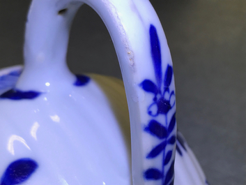 Drie Chinese blauwwitte theepotten met deksels, Kangxi