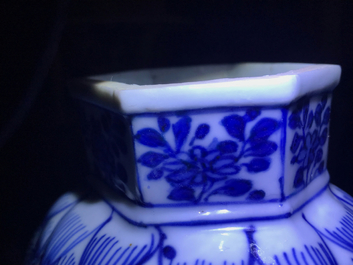 Une garniture de cinq vases en porcelaine de Chine bleu et blanc, Kangxi