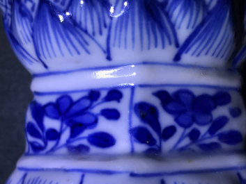 Une garniture de cinq vases en porcelaine de Chine bleu et blanc, Kangxi