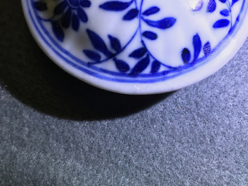 Drie Chinese blauwwitte theepotten met deksels, Kangxi
