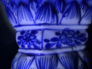 Une garniture de cinq vases en porcelaine de Chine bleu et blanc, Kangxi