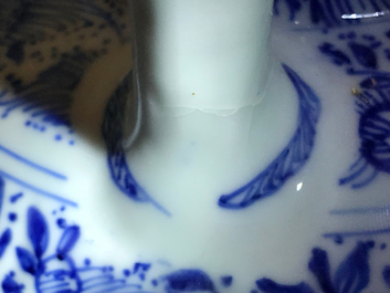 Drie Chinese blauwwitte theepotten met deksels, Kangxi
