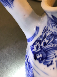 Drie Chinese blauwwitte theepotten met deksels, Kangxi