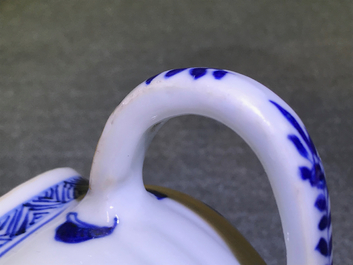 Drie Chinese blauwwitte theepotten met deksels, Kangxi