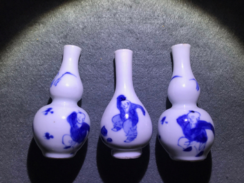 Un bel ensemble de 66 vases miniatures en porcelaine de Chine bleu et blanc, Kangxi