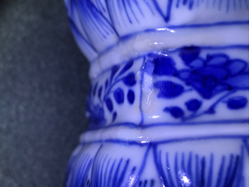 Une garniture de cinq vases en porcelaine de Chine bleu et blanc, Kangxi