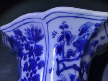 Une garniture de cinq vases en porcelaine de Chine bleu et blanc, Kangxi