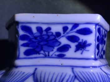 Une garniture de cinq vases en porcelaine de Chine bleu et blanc, Kangxi