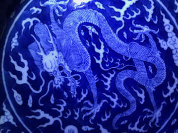 Une assiette en porcelaine de Chine bleu et blanc &agrave; d&eacute;cor invers&eacute; d'un dragon, marque et prob. &eacute;poque de Daoguang