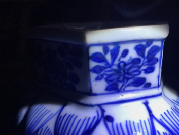Une garniture de cinq vases en porcelaine de Chine bleu et blanc, Kangxi