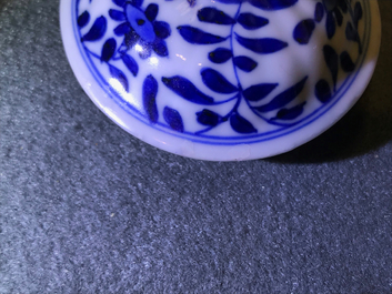 Drie Chinese blauwwitte theepotten met deksels, Kangxi
