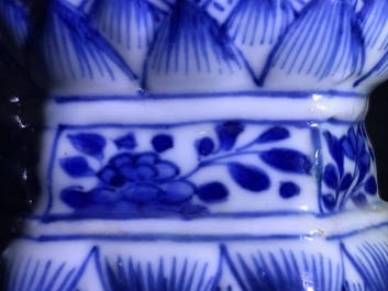 Une garniture de cinq vases en porcelaine de Chine bleu et blanc, Kangxi