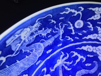 Une assiette en porcelaine de Chine bleu et blanc &agrave; d&eacute;cor invers&eacute; d'un dragon, marque et prob. &eacute;poque de Daoguang