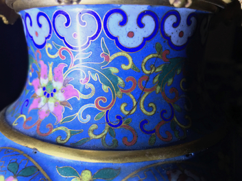 Une paire de vases en &eacute;maux cloisonn&eacute;s aux montures en bronze dor&eacute;, Chine, 19&egrave;me