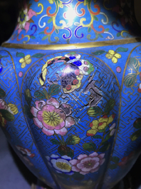 Une paire de vases en &eacute;maux cloisonn&eacute;s aux montures en bronze dor&eacute;, Chine, 19&egrave;me
