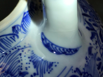 Drie Chinese blauwwitte theepotten met deksels, Kangxi