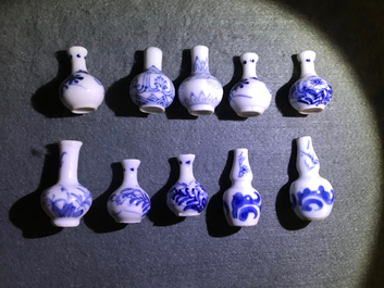 Un bel ensemble de 66 vases miniatures en porcelaine de Chine bleu et blanc, Kangxi