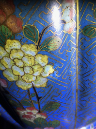 Une paire de vases en &eacute;maux cloisonn&eacute;s aux montures en bronze dor&eacute;, Chine, 19&egrave;me