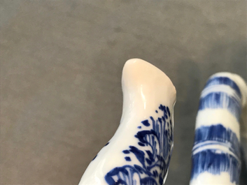 Drie Chinese blauwwitte theepotten met deksels, Kangxi