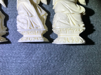 Een complete set van 32 Chinese ivoren schaakstukken, ca. 1920
