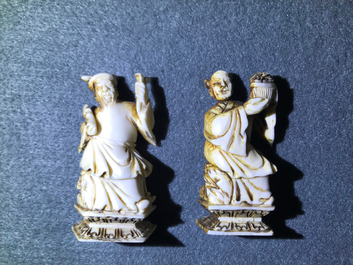 Een complete set van 32 Chinese ivoren schaakstukken, ca. 1920