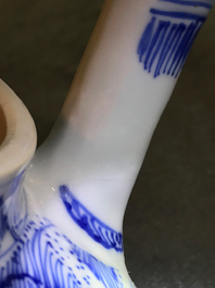 Drie Chinese blauwwitte theepotten met deksels, Kangxi
