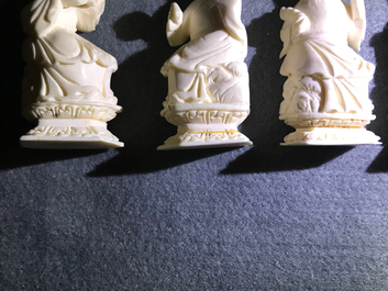Een complete set van 32 Chinese ivoren schaakstukken, ca. 1920