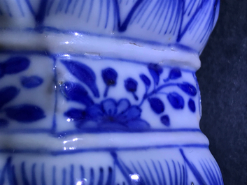 Une garniture de cinq vases en porcelaine de Chine bleu et blanc, Kangxi