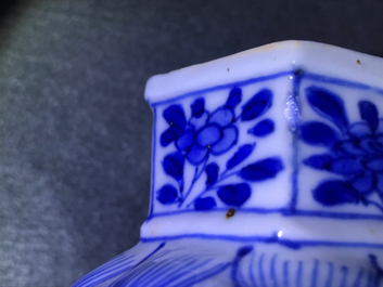 Une garniture de cinq vases en porcelaine de Chine bleu et blanc, Kangxi