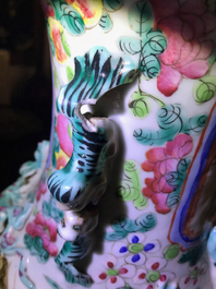 Une paire de vases en porcelaine de Chine famille rose, 19&egrave;me