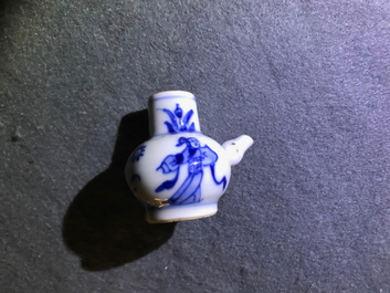 Un bel ensemble de 66 vases miniatures en porcelaine de Chine bleu et blanc, Kangxi
