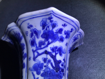 Une garniture de cinq vases en porcelaine de Chine bleu et blanc, Kangxi