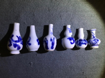 Un bel ensemble de 66 vases miniatures en porcelaine de Chine bleu et blanc, Kangxi