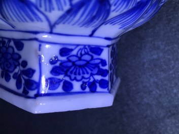 Une garniture de cinq vases en porcelaine de Chine bleu et blanc, Kangxi