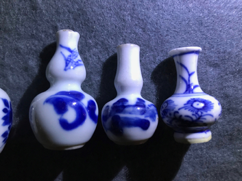 Un bel ensemble de 66 vases miniatures en porcelaine de Chine bleu et blanc, Kangxi