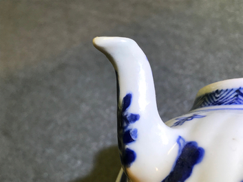 Drie Chinese blauwwitte theepotten met deksels, Kangxi