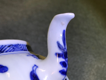 Drie Chinese blauwwitte theepotten met deksels, Kangxi