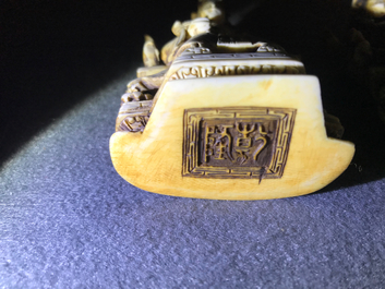 Een complete set van 32 Chinese ivoren schaakstukken, ca. 1920