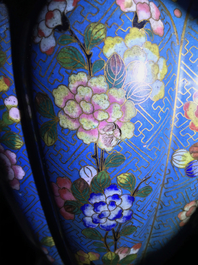 Une paire de vases en &eacute;maux cloisonn&eacute;s aux montures en bronze dor&eacute;, Chine, 19&egrave;me
